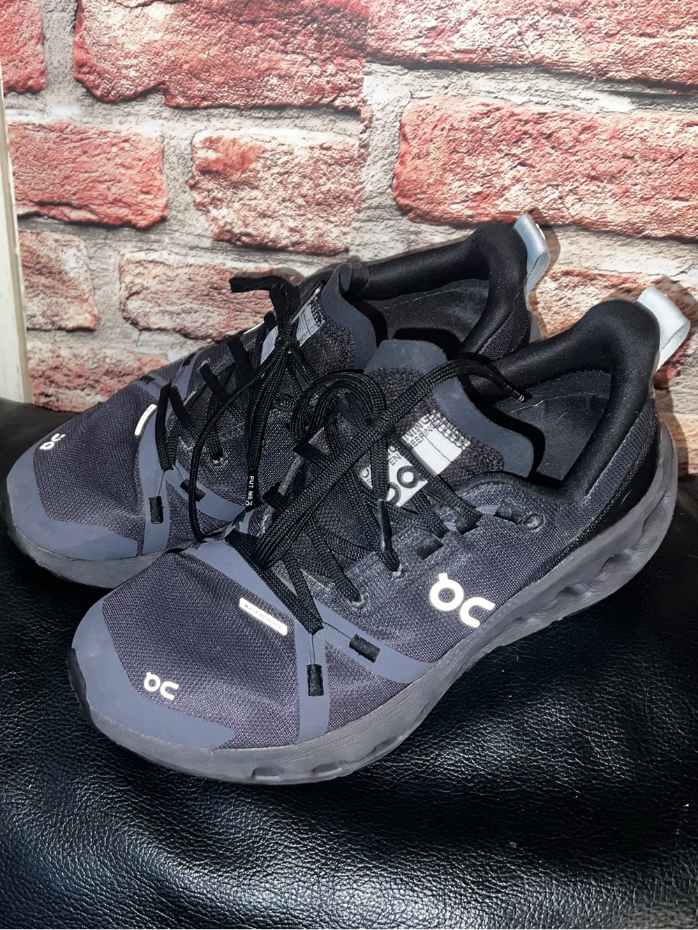 Oncloud cloudsurfer Athletic women’s trail Shoes in Black and Gray
